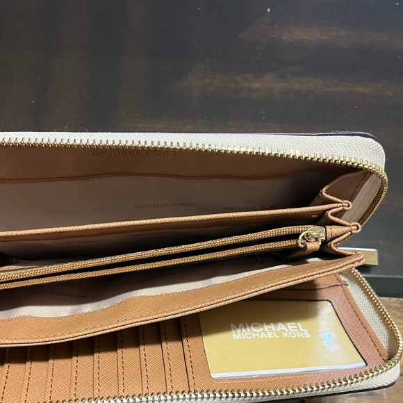 Michael Kors Jet Set Continental Accordion Wallet - Picture 8 of 13